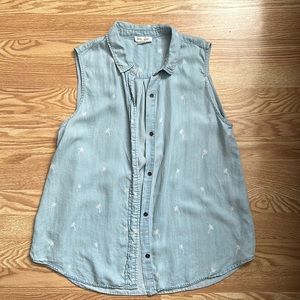 Beach lunch lounge sleeveless button up palm trees